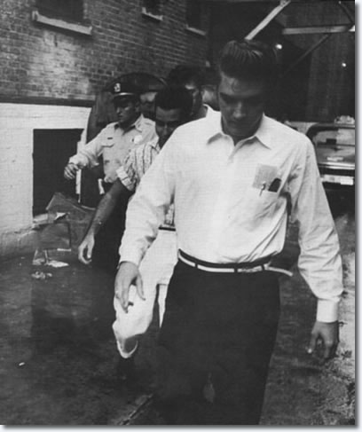 Elvis arrives through the alley at rear of theater : Aug 1956.
