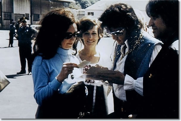 Elvis Presley - With fans after arriving at the Seattle airport - April 29, 1973