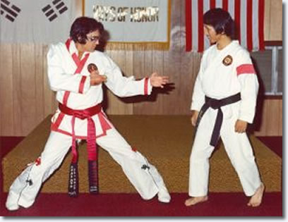 http://www.elvispresleymusic.com.au/pictures/img/elvis/70s/74/sept_9_74_karate_kang_rhee.jpg