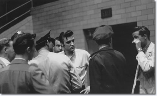 Gene Smith, Bill, Elvis and DJ with the police in the fieldhouse - May 27, 1956