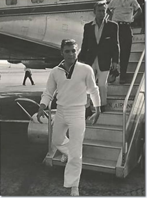 Elvis Presley e Nick Adams desembarcam no aeroporto de Memphis.
