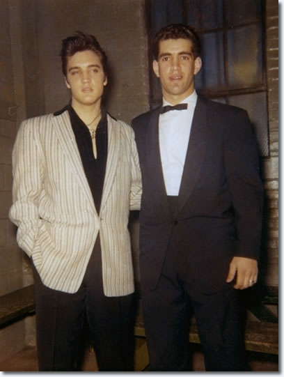 A backstage picture from April 3rd 1957, at Elvis his side is Arni May. 