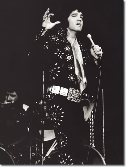 Elvis Presley : Boston Garden : November 10, 1971 (8.30 pm) : Boston, MA. Photo from the book, Elvis : 71 at 40.