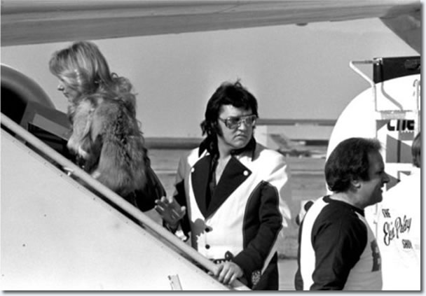 Elvis Presley : Leaving Cincinnati, OH on March 22, 1976 after two shows there on March 21, 1976.