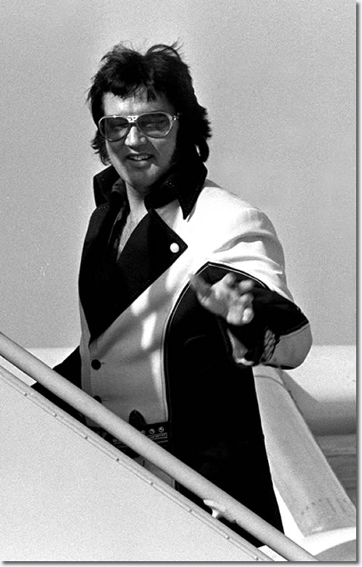 Elvis Presley : Leaving Cincinnati, OH on March 22, 1976 after two shows there on March 21, 1976.