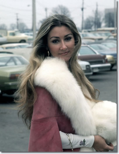 Linda Thompson outside Baptist Memorial Hospital : Feb 12, 1975